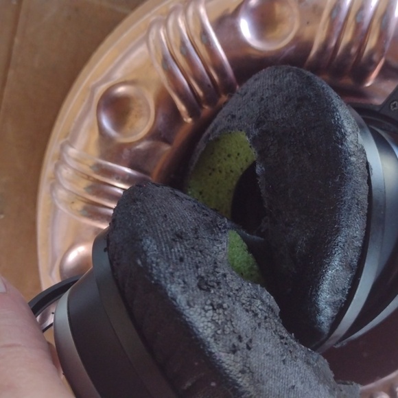 Bose QuietComfort15 Headphones - Black and Silver - Picture 3 of 3